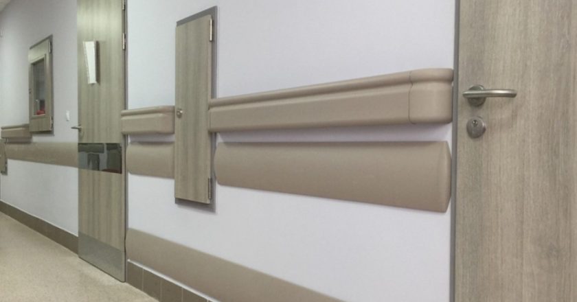 Пластиковые поручни для стен в больницах и клиниках: безопасность пациентов и защита отделки