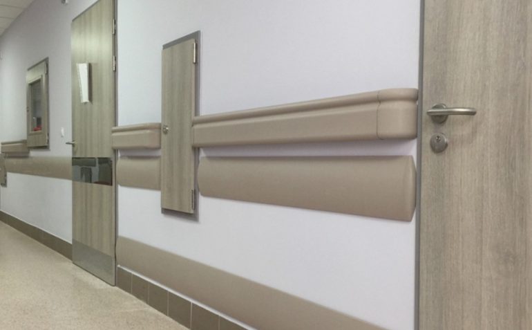 Пластиковые поручни для стен в больницах и клиниках: безопасность пациентов и защита отделки