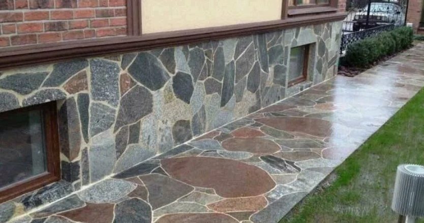 Натуральный камень, штукатурка или панели: чем отделать цоколь частного дома