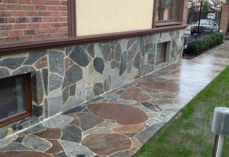 Натуральный камень, штукатурка или панели: чем отделать цоколь частного дома