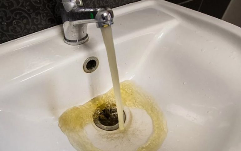 Почему из крана течет вода, которой страшно умываться: разбираем реальные проблемы качества водопроводной воды в российских регионах