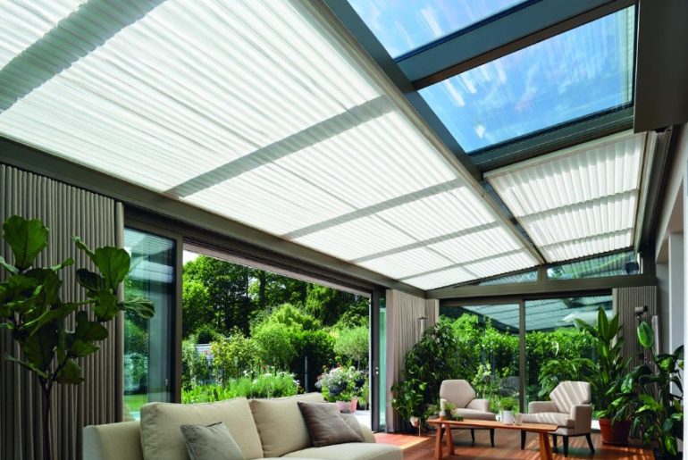 Технологии комфорта: зачем современной женщине электрокарнизы в доме